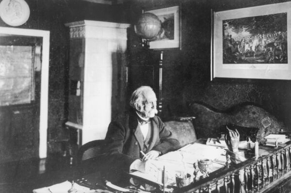 Theodor Fontane am Schreibtisch. Photographie von 1896
